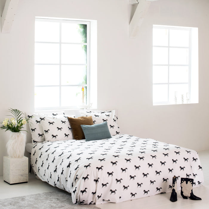 SNURK Black Horses Dekbedovertrek 240 x 220 cm