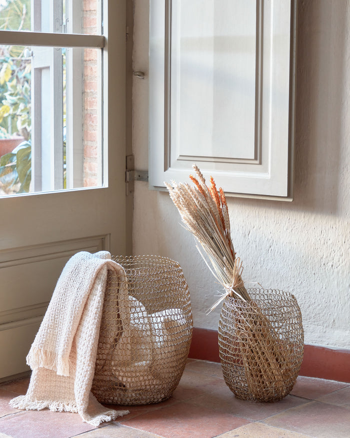 Kave Home - Xianara set van 2 metalen manden in mat gouden afwerking