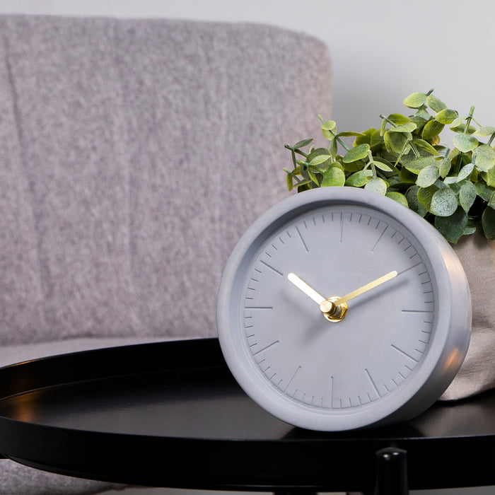 QUVIO Tafelklok beton rond met gouden wijzers - Grijs