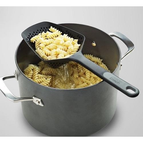 Vergiet lepel "Scoop", zwart - Joseph Joseph