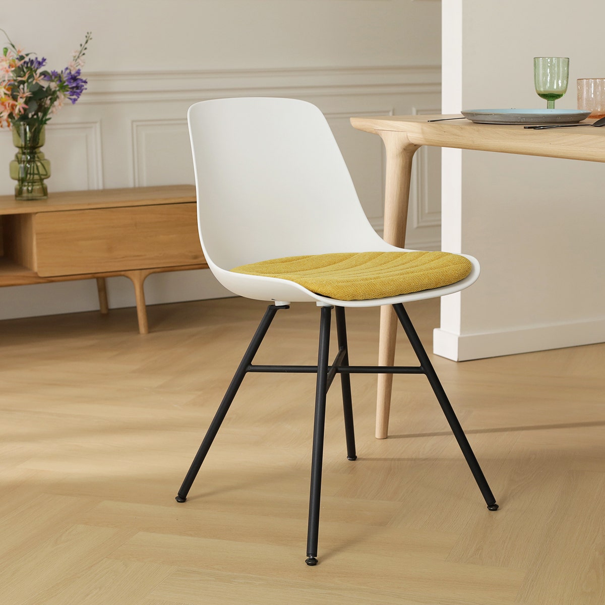 Nolon Noa-Liv Eetkamerstoel Wit - Okergeel Kussen - Zwart Onderstel