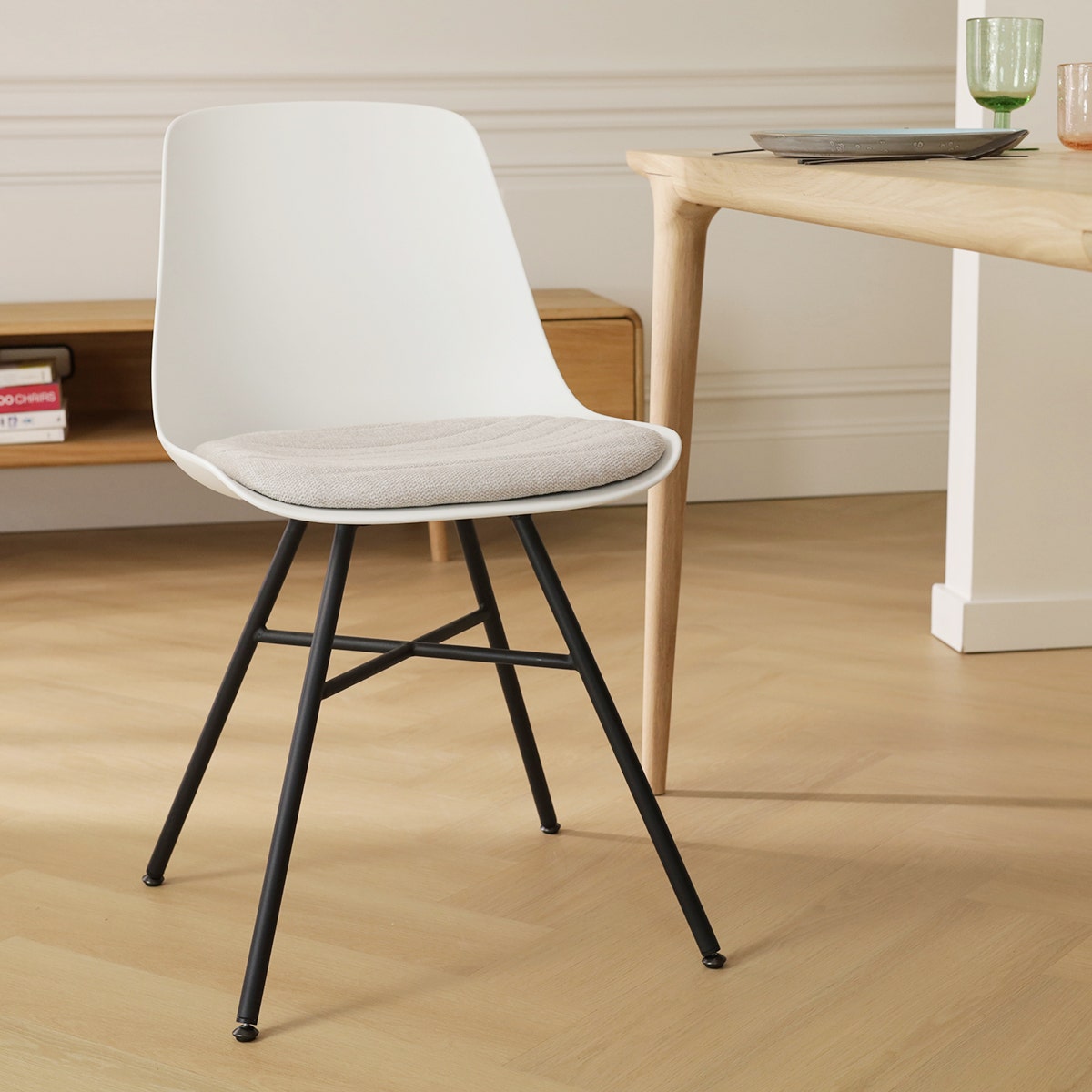 Nolon Noa-Liv Eetkamerstoel Wit - Beige Kussen - Zwart Onderstel