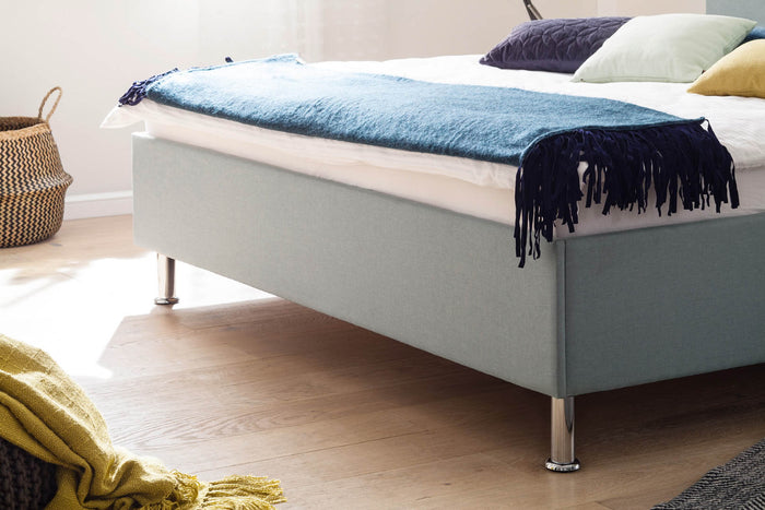 Hioshop Amelie gestoffeerd bed 180x200 cm Ijsblauw//Chroom décor