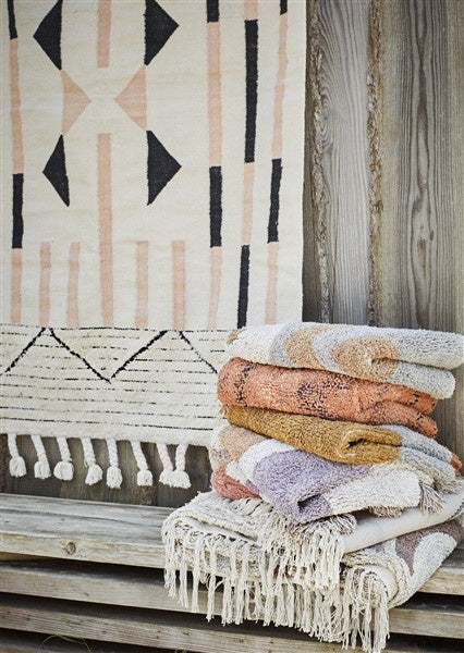 Madam Stoltz-collectieOffwhite katoenen vloerkleed met print en franje