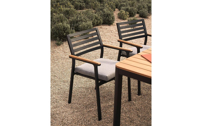 Kave Home - Bona aluminium tuinstoel met zwarte afwerking en massief