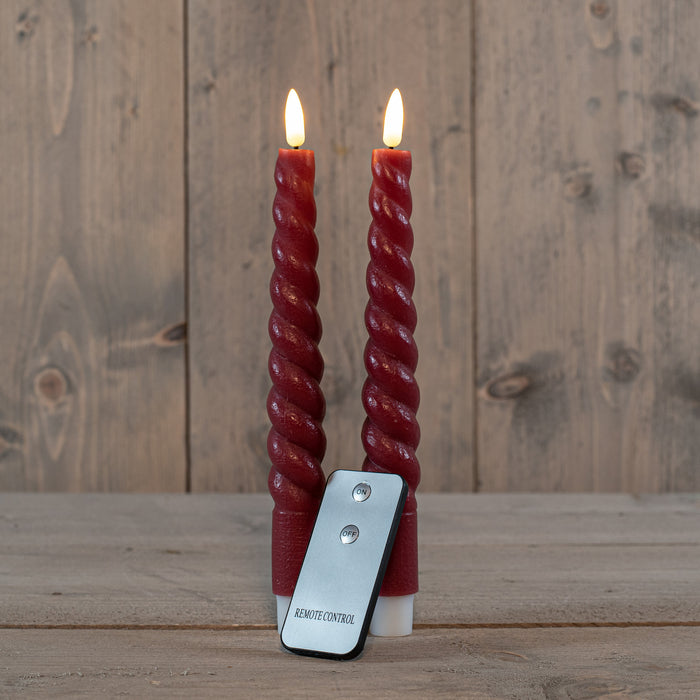 Anna Collection LED swirl dinerkaarsen - 2x st - bordeaux rood - 23 cm