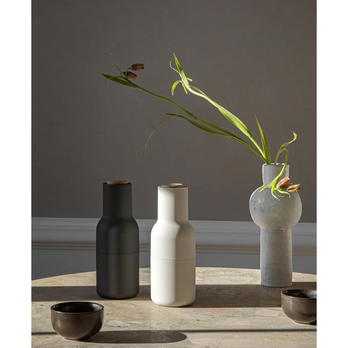 Audo Copenhagen Bottle Grinder peper- en zoutmolen Nudes walnoot