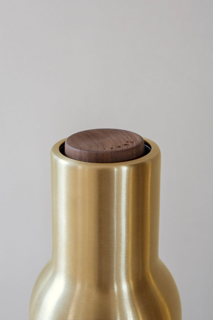Audo Copenhagen Bottle Grinder peper- en zoutmolen Nudes walnoot