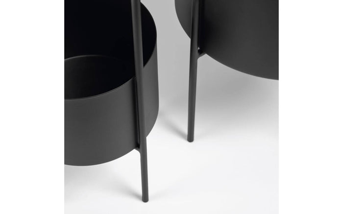 Kave Home - Set van 2 bloempotten Mash met een zwarte metalen