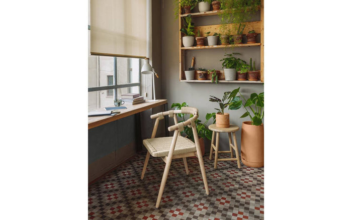 Kave Home - Majela stoel in massief eucalyptus met eiken afwerking en