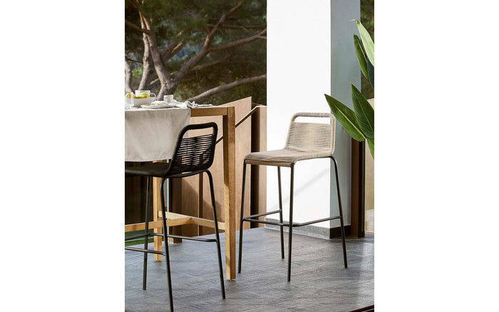 Kave Home - Lambton kruk in bruin touw en staal met zwarte afwerking