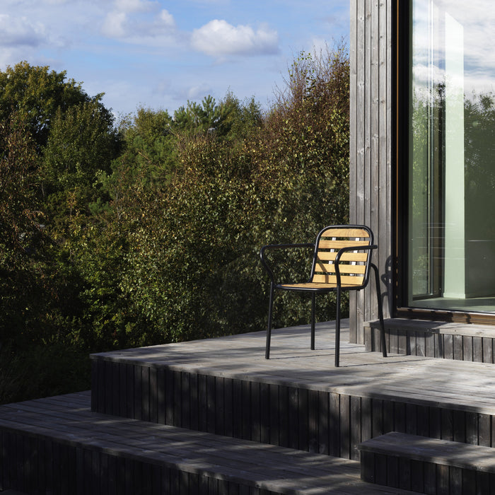 Normann Copenhagen Vig Tuinstoel Robiniahout met Armleuning- Zwart