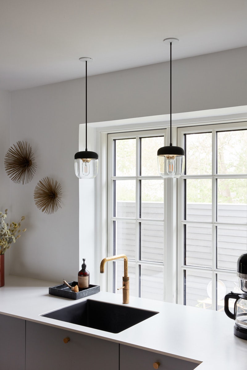 Umage Acorn hanglamp zwart met brass - met koordset zwart - Ø 14 cm