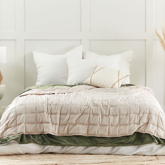 Beliani-NEREID-Verzwaringsdeken-Beige-150 x 200 cm -Polyester