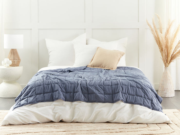 Beliani - NEREID - Verzwaringsdeken - Blauw - 135 x 200 cm - Polyester