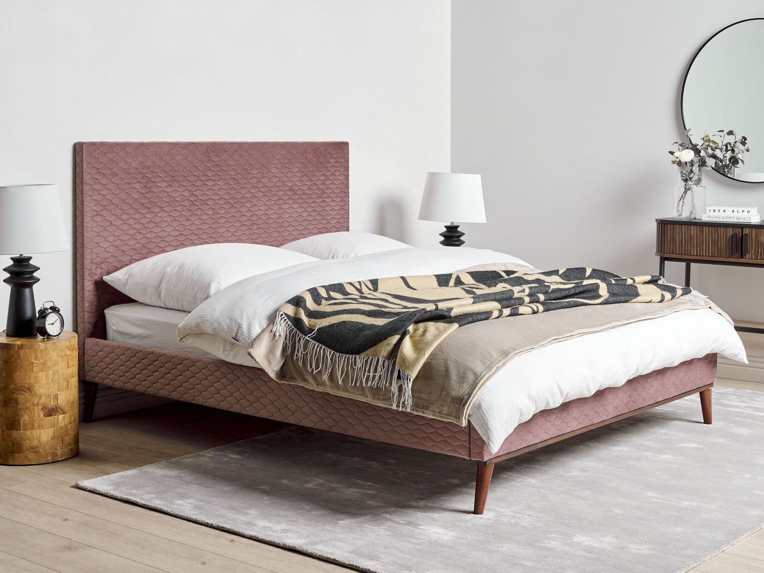 Beliani - BAYONNE - Tweepersoonsbed - Roze - 140 x 200 cm - Fluweel