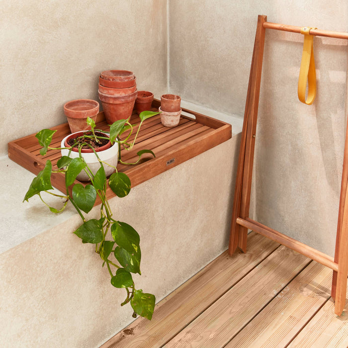 sweeek - Houten dienblad op standaard