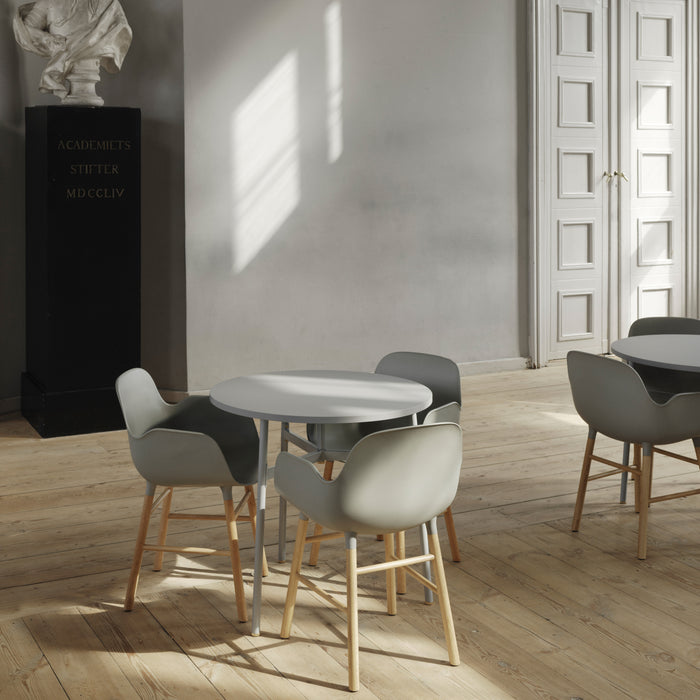Normann Copenhagen Form Stoel met Armleuning - Eiken - Lichtgrijs