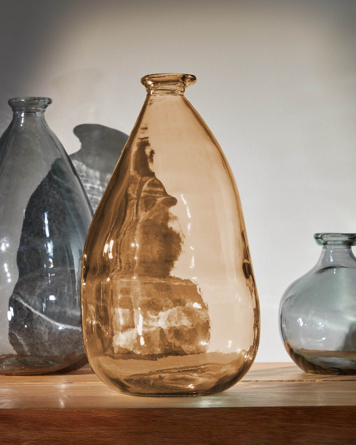 Kave Home - Brenna medium glazen vaas bruin 100% gerecycled