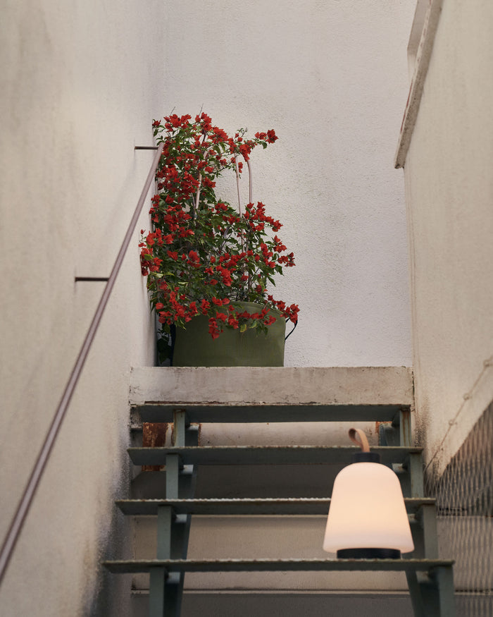 Kave Home - Udiya tafellamp in polytheen en metaal wit met zwarte