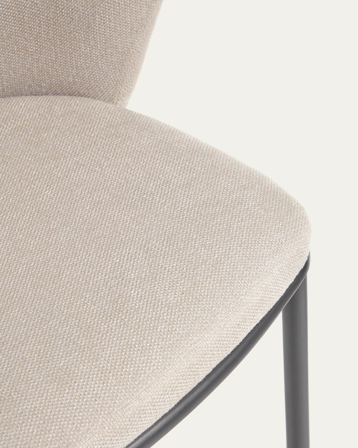 Kave Home - Ciselia kruk beige chenille en zwarte stalen poten  hoogte