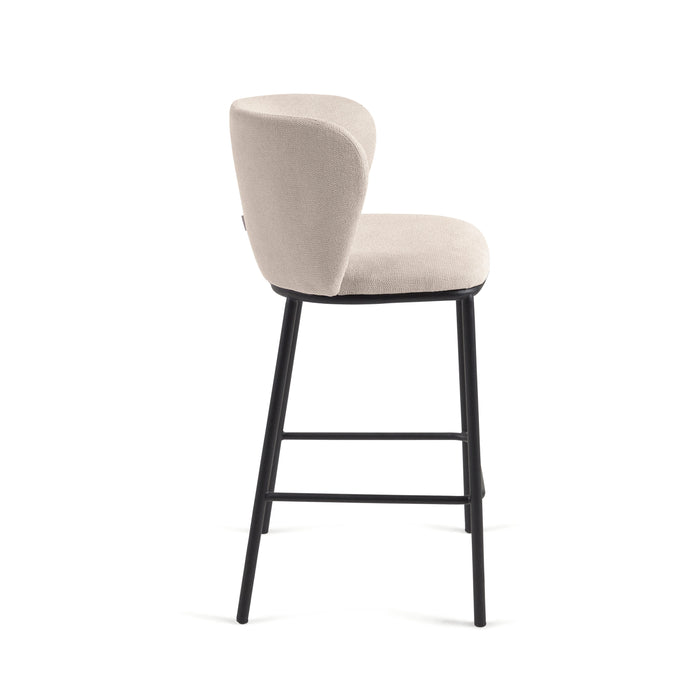 Kave Home - Ciselia kruk in beige chenille en stalen poten in zwart