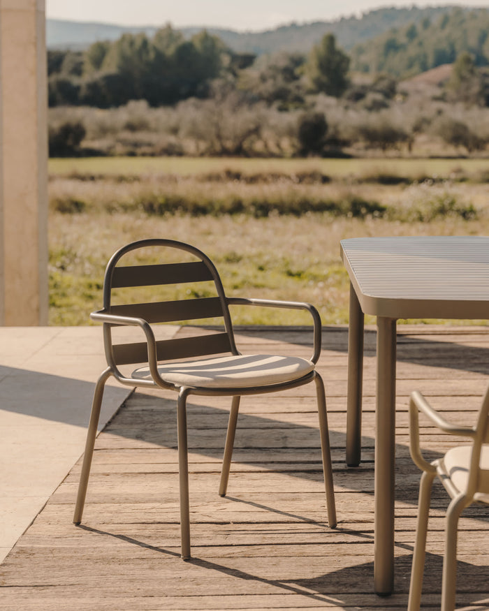 Kave Home - Joncols buitenstoel in aluminium met groen gelakte