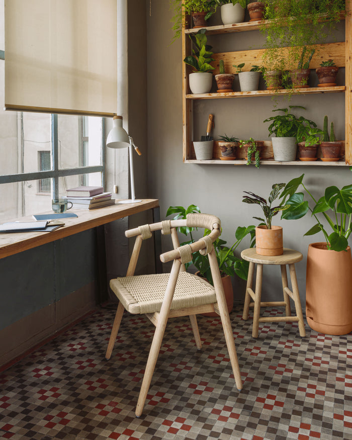 Kave Home - Majela stoel in massief eucalyptus met eiken afwerking en