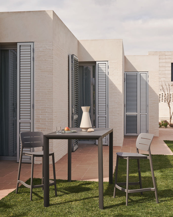 Kave Home - Buitenkruk Morella in grijze kunststof hoogte 65 cm