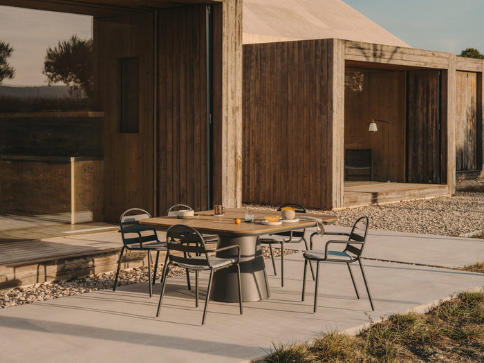 Kave Home - Fauteuil Sabolla van massief teakhout met zwarte afwerking