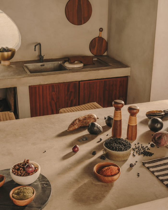 Kave Home - Pepermolen Sardis van FSC 100% acaciahout en rotan 20,3 cm