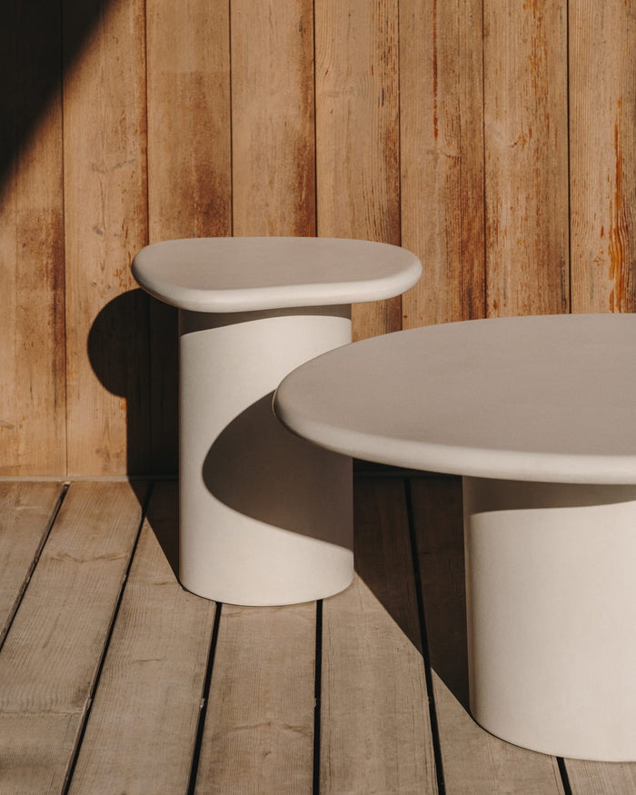 Kave Home - Bijzettafel Macarella van wit cement 48 x 47 cm