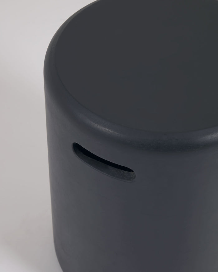 Kave Home - Taimi outdoor voetensteun van beton met zwarte afwerking Ø