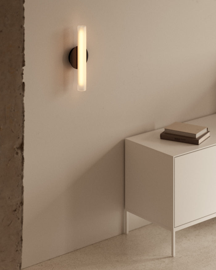 Kave Home - Wandlamp Vauxall van metaal en gematteerd glas.
