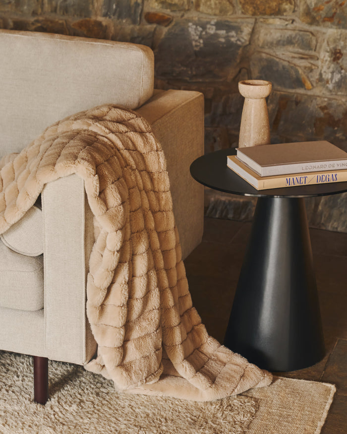 Kave Home - Wilshire bijzettafel van gehard glas en metaal met een