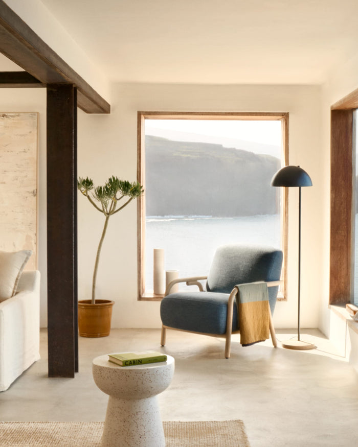 Kave Home - Blauwe fauteuil Sylo van FSC 100% massief essenhout