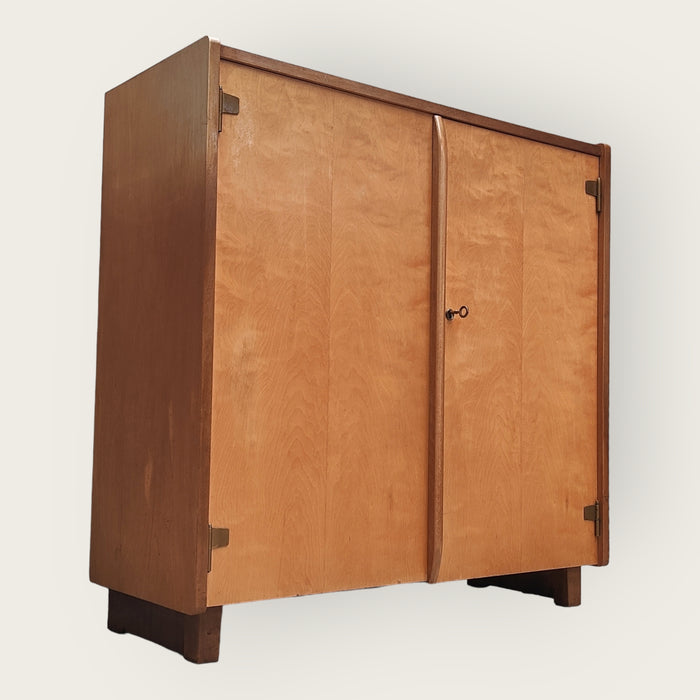 Reliving Mid Century Kast