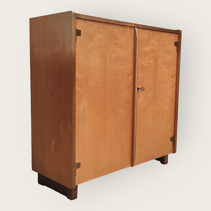 Reliving Mid Century Kast