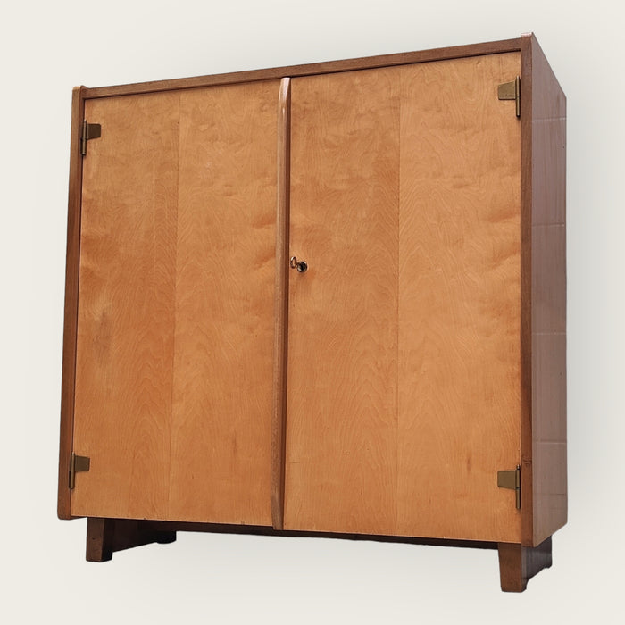 Reliving Mid Century Kast