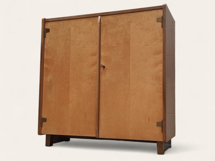 Reliving Mid Century Kast