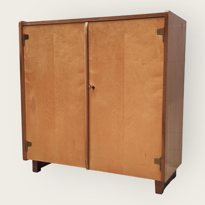 Reliving Mid Century Kast