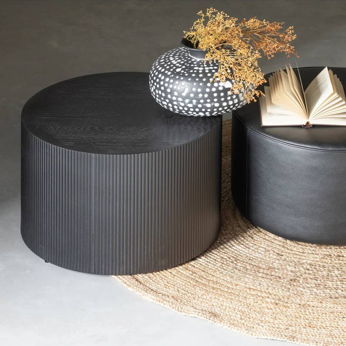 377297-Z-350410-N-373283-I-377108-Z-01_SF_WE_Sanne_bijzettafel_Sara_poef_kunstleer_Ross_vloerkleed_Emori_vaas.jpg (8909255) 