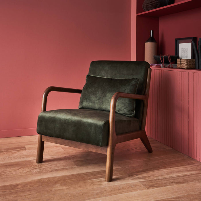 sweeek - Scandinavische fauteuil in velours en licht walnoot gebeitst