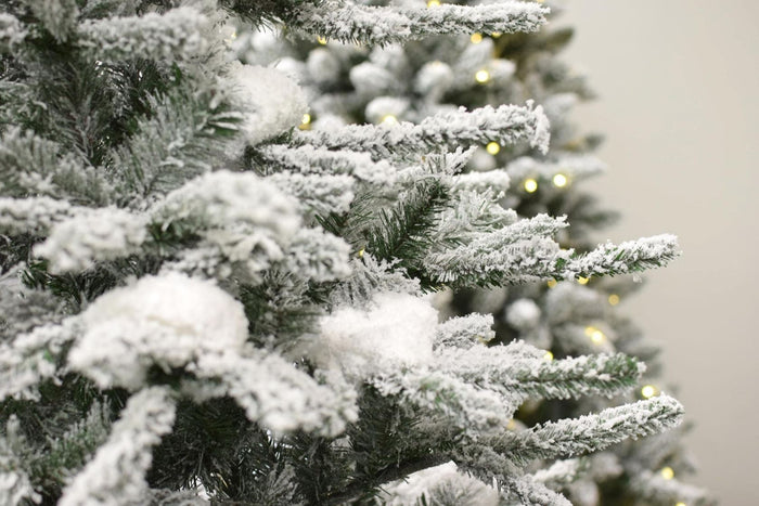 Oslo Snow Pine kunstkerstboom - 150 cm - groen - Ø 88 cm - 1.110 tips