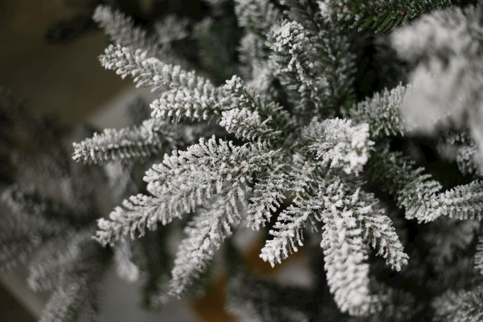 Andorra Flocked kunstkerstboom - 228 cm - Wit geflockt - Ø155 cm -