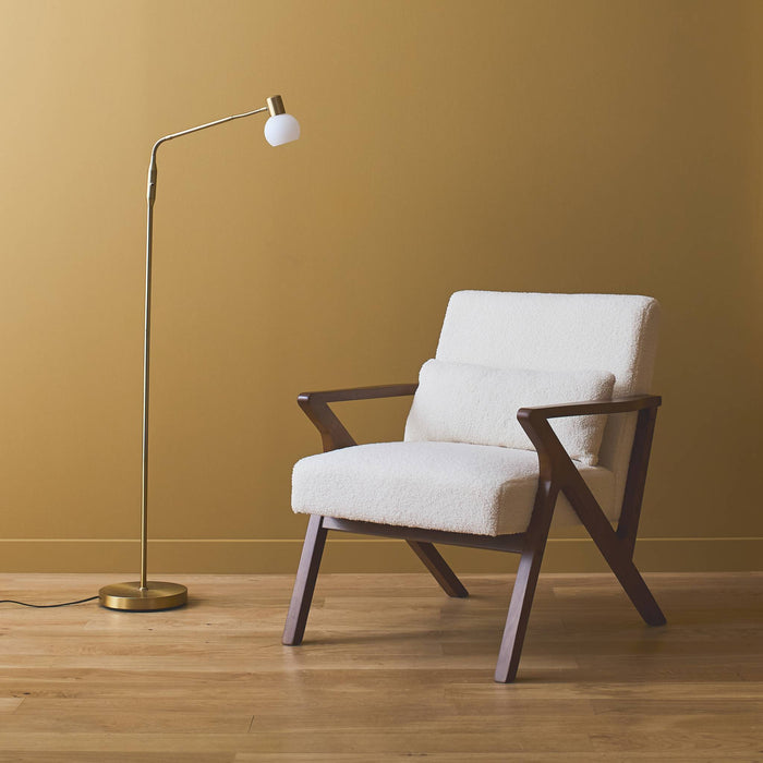 sweeek - Scandinavische fauteuil in heveahout en bouclé