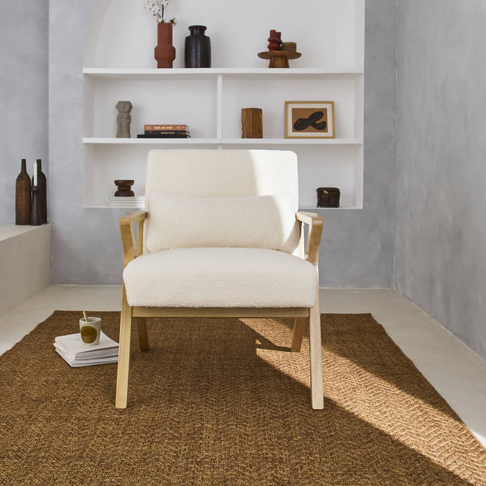 sweeek - Scandinavische fauteuil in heveahout en bouclé