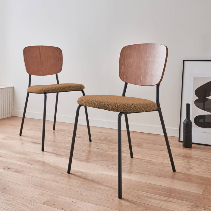 sweeek - Bouclé zitting en houten rugleuning stoelen (set van 2)