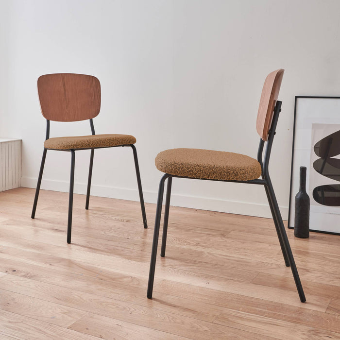 sweeek - Bouclé zitting en houten rugleuning stoelen (set van 2)