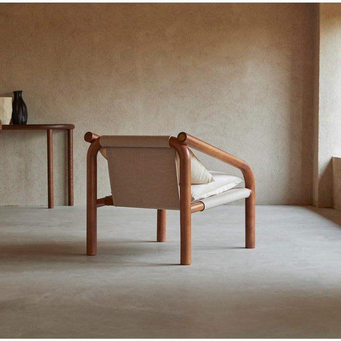 Tikamoon - Fauteuil van donker massief eikenhout en ecru stof